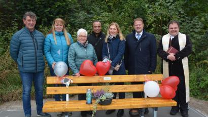 Bild: jr
Mit einer Ruhebank erinnert Doris Heidingsfelder (Dritte von rechts) an ihre verstorbenen Eltern. Bei der kirchlichen Segnung mit dabei waren ihr Lebensgefährte Nandagopan (Mitte), ihre Freunde Martin und Patricia Hankl (von links), Maria Tsounelis, eine Schwester der verstorbenen Hella Heidingsfelder, sowie (von rechts) Kaplan Daniel Schmid und Bürgermeister Stefan Grillmeier.