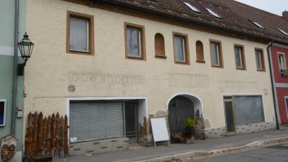 Bild: bey
Die Stadt Pleystein hat das Gebäude "Marktplatz 6" erworben. Einschließlich aller Nebengebäude muss es jetzt vollständig entrümpelt werden. Dafür sollen Mittel aus dem Städtebauförderprogramm beantragt werden.