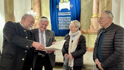 Bild: Eichl
Pfarrer Alfons Forster (links), neben Edith Lang und Werner Friedmann (rechts) einer der drei Vorsitzenden der Gesellschaft für Christlich-Jüdische Zusammenarbeit Weiden, überreicht Fred Lehner die Ehrenurkunde.