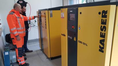 Bild: gi
Mit Klärwärter Franz Sturm (vorne) freut sich auch Moosbachs Bürgermeister Armin Bulenda über die enormen Stromeinsparungen im Belebungsbecken durch einen Lufterzeuger.