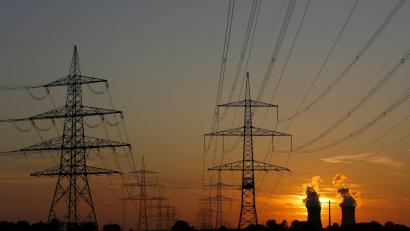 Symbolbild: Daniel Karmann/dpa
Wirtschaftsstaatssekretär Roland Weigert sorgt sich um die Stabilität der Stromversorgung. Er verweist auf den Stresstest, wonach im Extremfall bis zu 91 Stunden der Strom ausfallen könnte.