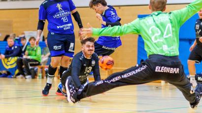 Bild: gud
Stefan Herzog (schwarzes Trikot) und die Handballer des HV Oberviechtach sind am Sonntag beim TB Roding gefordert.