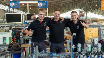 Bild: Frank Erpinar
Die Rogers-Buben Felix Thaller (links) und Jonas Fuhrich (rechts) jubeln mit Bundestrainer Christian Hartwig: Bei den Weltmeisterschaften der Berufe in Stuttgart gewann das Duo eine "Medal of Excellence" und schrammte knapp am Weltmeistertitel vorbei.