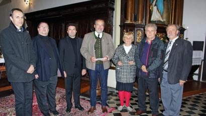 Bild: Götz/exb
Pfarrer Marek Badida, Johannes Doleschal, Andreas Merl, Bürgermeister von Nabburg Frank Zeitler, Jana Tomascova, Bürgermeister von Horsovsky Tyn Josef Holecek und Arbeitskreisvorsitzenden Josef Götz zeigt das während der Spendenübergabe (von links).