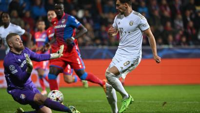 Bild: Peter Kneffel/dpa
Leon Goretzka (rechts) ist derzeit der überragende Mann im Bayern-Spiel. Hier scheitert er an Pilsens Torhüter Jindrich Stanek.