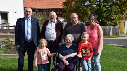 Bild: bnr
Im Kreise seiner Familie feierte Josef Puff seinen 85. Geburtstag. Die Glückwünsche der Stadt Pfreimd überbrachte Bürgermeister Richard Tischler (links).