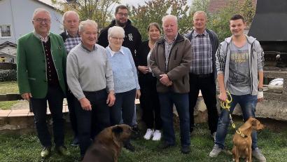 Bild: wro
Ernst Neudert (Dritter von links) freute sich über die vielen Glückwünsche zu seinem 80. Geburtstag. Es gratulierten Bürgermeister Toni Dutz und Karl-Heinz Meier von der Siedlergemeinschaft (von links), ferner Sven Wallner, Günther Neudert, Helmut Weig (Siedlergemeinschaft), Annika Wallner, Patrick Wallner und Ehefrau Gundhilde (von rechts). Auf dem Foto fehlt Tochter Sabine Wallner.