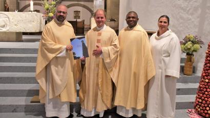Bild: Agnes Jonas/exb
Regionaldekan Holger Kruschina übergibt Stadtpfarrer Stefan Wagner (von links) die Ernennung zum Prodekan. Pfarrvikar Emmanuel Ogbu und Pastoralreferentin Susanne Albang gratulieren.