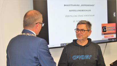 Bild: stg
Bürgermeister Roman Schäffler (links) vereidigte Hermann Daubenmerkel als neuen Stadtrat.