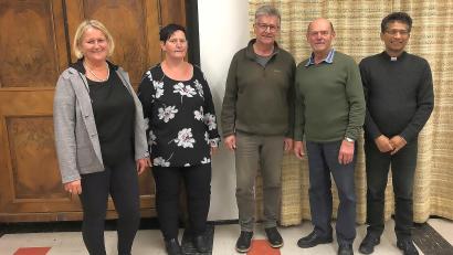 Bild: wro
Die Führung des Caritasvereins Fuchsmühl ist wieder komplett. Vorsitzender Pfarrer Joseph (rechts) und Dritter Vorsitzender Wolfgang Braun (Dritter von links), die von Amts wegen den Verein leiten, gratulierten Silke Bächer und Michaela April (von links) zum einstimmigen Votum.