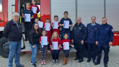 Bild: gis
Die ausgezeichneten Buben: :Paul Bleuse, Lukas Nickl, Tyler Ströhlein, Jonas Nickl, Moritz Hautmann, Lukas Nickl (obere Reihe von links), Milena Bleuse, Emilia Korn und Emma Hautmann (vorne von links) Kinderfeuerwehrbeauftragte der Unterlinder Feuerwehr Susanne Bayer (zweite von links), sowie zweiter Bürgermeister Franz Scharl (links). Gratulation gab es auch von Erstem Kommandant Raphael Pscherer, Kreisbrandmeister Johannes Geisler und FFW-Vorsitzender Winfried Prokisch (von rechts).