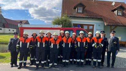 Bild: Feuerwehr Rosall/exb
Die Einsatzkräfte der Feuerwehr Rosall sowie von rechts die Kreisbrandmeister Wolfgang Fischer sowie Helmut Czepa sowie Kreisbrandmeister Roland Frank (links) und Kommandant Martin Mark (Fünfter von links).