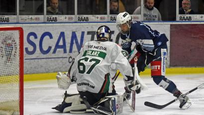 Archivbild: Gebert
Die noch ungeschlagenen Blue Devils Weiden treten am Wochenende bei den Höchstadt Alligators und gegen den EC Peiting an. Das Bild zeigt Philipp Siller beim 3:2-Heimsieg gegen Rosenheim vor dem Kasten von Starbulls-Goalie Christopher Kolarz.