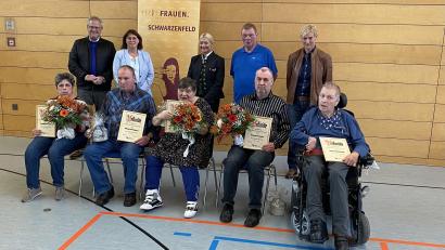 Bild: Astrid Kirschner/exb
Langjährige Mitarbeiter der Naabwerkstätten erhalten beim "Tag der Begegnung" Urkunden. Oberbürgermeister Andreas Feller, FU Kreisvorsitzende Marianne Forster und Zweite Bürgermeisterin Gabi Wittleben (hinten, von links) gratulieren.