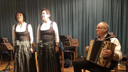 Bild: wro
Mit humorvollen Einlagen und Couplets begeisterten Waltraud Neubauer-Zupfer und Renate Zupfer-Vilas - bekannt als "Zupfer-Moidln" - beim Volksmusikabend. Begleitet wurden sie von Gerhard Reber.