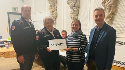 Bild: Andrea Glaubitz/exb
Florian und Barbara Faltenbacher von den Maltesern erhalten von Simone Spiegler und Pfarrer Markus Schmid eine Spende.