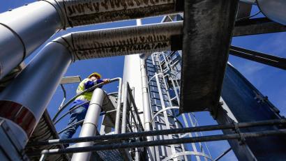 Bild: Uwe Anspach/dpa
Ein Mitarbeiter der Firma „Enovos Storage GmbH“ steht auf dem Gelände des Gasspeichers auf einer Absorber-Anlage.
