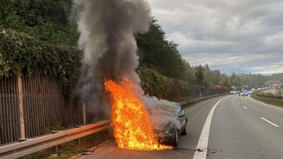 Bild: Polizei Marktredwitz/exb
Nach dem Autorennen zwischen Mutter und Sohn steht eines der Fahrzeuge auf der A93 in Flammen.