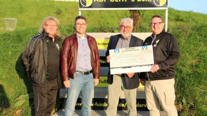 Bild: prh
Insgesamt 7000 Euro spendete der DJK-Förderverein Fußball mit Vorsitzendem Markus Zimmermann (rechts) und Stellvertreter Armin Aichinger (Zweiter von links) für verschiedene Projekte. Darüber freuten sich DJK-Vorsitzender Rupert Troppmann (Zweiter von rechts) und stellvertretender Abteilungsleiter Fußball Thomas Hauer (links).
