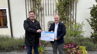 Bild: ads
CSU-Ortsvorsitzender Thomas Hottner (links) übergibt Bürgermeister Marcus Eichenmüller eine Spende von 1000 Euro für die Kriegsflüchtlinge aus der Ukraine vor Ort.