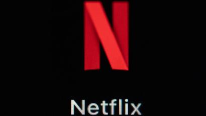 Bild: Silas Stein/dpa
Netflix bietet demnächst ein verbilligtes Basis-Abo mit Werbung an.