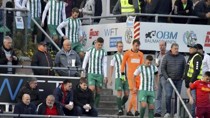 Archivbild: Hubert Ziegler
Zum Spiel vor eigenem Publikum geht’s für die DJK Gebenbach immer abwärts – runter auf den Rasenplatz. In der Tabelle ging’s ständig aufwärts, und womöglich an die Spitze der Bayernliga Nord.
