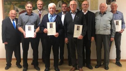 Bild: Hans Pfannenstein/exb
Den Geehrten (mit Urkunde von links) Franz Vogl jun. Ludwig Eckl, Ernst Lobinger und Hans Kiesl gratulierten die Ehrengäste (von links) Pater Josef Schwemmer, Ehrenobmann Johann Neuber, Bürgermeister Norbert Eckl, Pfarrer Herbert Rösl und Gründungsmitglied Georg Schottenheim.