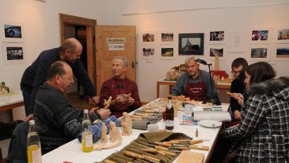 Archivbild: bey
Bei den früheren Holzschnitzertagen zeigten die Holzschnitzer im Stadtmuseum den Besuchern ihr Können und ihre Fertigkeiten im Umgang mit Holz und scharfen Messern.