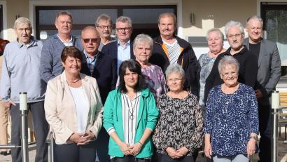 Bild: mfh
Der neu gewählte Vorstand der Siedlergemeinschaft Loderhof: (vorne, von links) Anna Margarete Hartmann, Kerstin Pfeil, Monika Eckl, Anita Döll, (hinten, von links) Heiner Bleisteiner, Bernhard Schleich, Rudolf Eckl, Fritz Kropius, Bürgermeister Michael Göth, Gertraud Zeitzmann, Hans-Hermann Dehling, Ingrid Weiß, Christian Pruy, Landrat Richard Reisinger.
