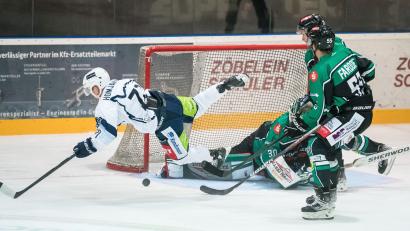 Bild: Andreas Klupp
Die Blue Devils gewannen am Freitag das Top-Spiel bei den Höchstadt Alligators mit 5:2. Das Bild zeigt eine Flugeinlage von Edgars Homjakovs vor dem Kasten der Gastgeber.
