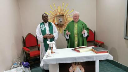 Archivbild: gz
Zum Abschied des Besuchs in Tansania im Jahr 2019 zelebrierten Bischof Beatus Urassa und Pfarrer Erwin Bauer in Daressalam einen Gottesdienst.
