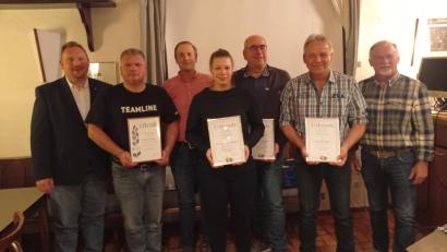 Bild: fpoz
Treue Mitglieder ehrte der SV Poppenreuth. Im Bild von links Zweiter Bürgermeister Mario Rabenbauer, Rainer Schultes, Patrick Schraml, Ramona Hasenfürter, Bernhard Biersack, Gerald Albert und Vorsitzender Heribert Pickert.