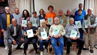 Bild: R. Kreuzer
Die DJK Weiden um Vorsitzenden Reinhold Wildenauer (Zweiter von links) ehrt treue Mitglieder. Dabei fällt auf, dass eine Familie dem Verein seit drei Generationen treu ist: Opa Hans Fuchs (sitzend, rechts), dahinter Enkel Benno und wiederum dahinter Sohn Stefan.