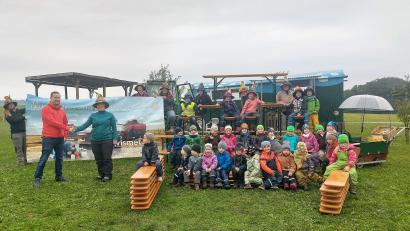 Bild: Lindner/exb
Große Freude herrscht bei der Spendenübergabe (von links): Erzieherin Lisa Dilling (mit Plakat), Geschäftsführer Andreas Wismet von der Firma Wismet und Leiterin Sabine Lindner vom BRK-Waldkindergarten Räuberwald in Kainsricht.