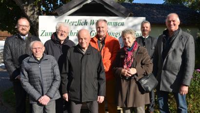 Bild: dob
Die Gründungsmitglieder Josef Götz, Johann Wittmann, Herbert Bäumler (Zweiter bis Vierter von links) und Josef Frischholz, vertreten durch Ehefrau Barbara (Dritte von rechts) werden von den jetzigen Vorsitzenden Georg Haberkorn (rechts) und Josef Kick (Vierter von rechts) zu Ehrenvorsitzenden beziehungsweise Ehrenmitgliedern ernannt. Schirmherr Landrat Andreas Meier (links) und Ehrenschirmherr Bürgermeister Andreas Wutzlhofer (Zweiter von rechts) loben die starke Gemeinschaft.