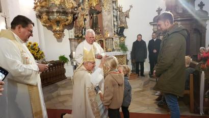 Bild: gi
Sehr zahlreich kommen die Eltern und Großeltern mit ihrem Nachwuchs – vom Baby bis zum Schulkind – zur Kindersegnung mit Bischof Rudolf Voderholzer in die Wieskirche. Zur Seite stehen dem Oberhirten dabei Pfarrer Udo Klösel (links) und Diakon Herbert Sturm.