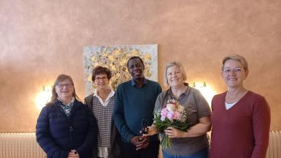 Bild: Pfarrgemeinderat Waldsassen/exb
Eine Spende in Höhe von 1410,50 Euro durften die Mitglieder des Sachausschusses des Pfarrgemeinderats (PFG) an Pfarrvikar Dr. Timon Ochieng Odeny (Mitte) übergeben. Von links die Ausschussmitglieder Rita Heinrich und Gabi Schmid sowie von rechts Paula Pöllinger und Karin Neumann von der Bäckerei Rosner.