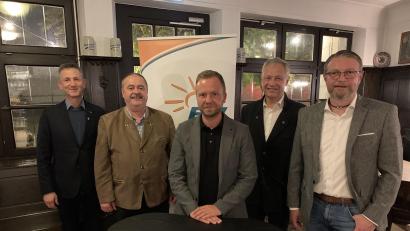 Bild: Christopher Würz/exb
Nach der Nominiertenwahl (von links): Stellvertretender Kreisvorsitzender und Wahlleiter Albert Geitner, Stellvertretender Kreisvorsitzender und Sprecher der Kreistagsfraktion Peter Dotzler, Landtagskandidat Bernhard Heinisch, Pressesprecher Thorsten Grädler und Kreisvorsitzender Hans Martin Grötsch.