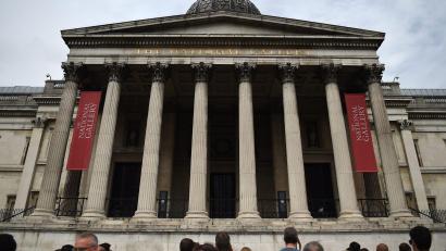 Bild: Andy Rain/EPA/dpa
In der Londoner National Gallery ist ein Van-Gogh-Gemälde zur Zielscheibe einer Klimaprotestaktion geworden.
