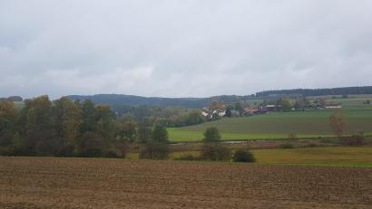 Bild: gi
Der Moosbacher Gemeinderat ist mit der Aufstellung von Windrädern im Michlbach-Gebiet (im Bild hinter der Ortschaft Altentreswitz/Stadt Vohenstrauß) einverstanden.