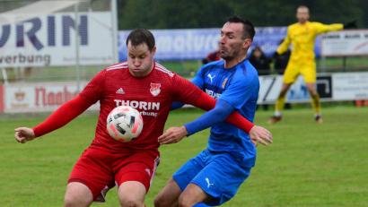 Archivbild: mhs
Spielertrainer Bastian Lobinger (links, Szene aus dem Spiel gegen Bad Kötzting) und seine Pfreimder sind endgültig in der neuen Umgebung Landesliga angekommen.