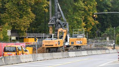 Bild: gf
Mit schwerem Gerät rücken Arbeiter derzeit der kleinen Bahnbrücke an der Bayreuther Straße zu Leibe. Das Bauwerk ist in die Jahre gekommen und muss ersetzt werden.