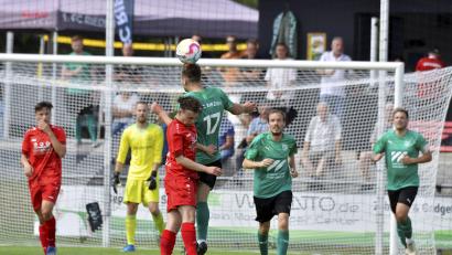 Archivbild: Hubert Ziegler
Der 1. FC Rieden (grüne Trikots) ist in dieser Saison auf eigenen Platz noch ohne Sieg, Gegner FC Beilngries hat auswärts noch nicht gewonnen.