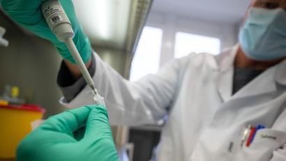 Symbolbild: Sebastian Gollnow
Die Labore und Institute, die PCR-Tests durchführen, haben wieder mehr zu tun.