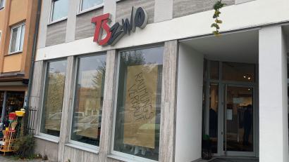 Bild: ck
Der Modeladen der Firma Lang "TSzwo" zieht über die kalten Monate in das Sportgeschäft am Marktplatz 7 um. Im Frühjahr ist geplant, das Geschäft wieder zu eröffnen.