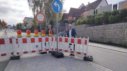 Bild: Anja Jäger/exb
Bürgermeister Roland Strehl (rechts) mit Stephan Schiedermeier (links) vom Bauamt geben den Butzenweg offiziell für den Verkehr frei.