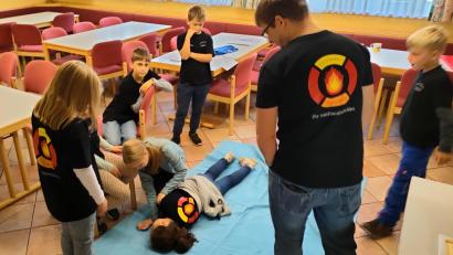Bild: war
Auch die erste Hilfe wird von den Kinder beim Abzeichen "Kinderflamme" fleißig geübt.