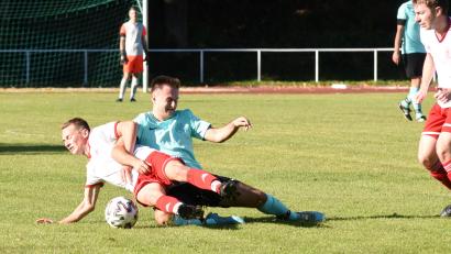 Archivbild: Gebert
Mit 1:0 gewann die SpVgg Wiesau (Lukas Bächer, weißes Trikot) am vergangenen Sonntag gegen den ASV Waldsassen (Florian Reger). Am Samstag gastiert die SpVgg in Selb, der ASV empfängt Arzberg.