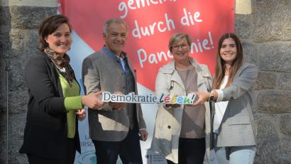 Bild: jr
Bei der Vorstellung des Programms am Landratsamt mit dabei waren (von links) Dr. Franziska Dornig, Landrat Roland Grillmeier, Koordinatorin Sonja Schmid und Isabel Sommerer (Wirtschaftsförderung) vom Landratsamt.