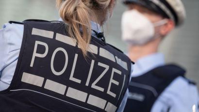 Bild: Marijan Murat/dpa/ZB
Eine Polizistin und ein Polizist mit FFP2-Maske stehen sich gegenüber.